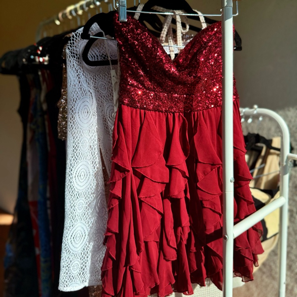 COCKTAIL HOUR Strapless Sequined Maroon Ruffled Micro Mini Dress (SIZE 7/8)